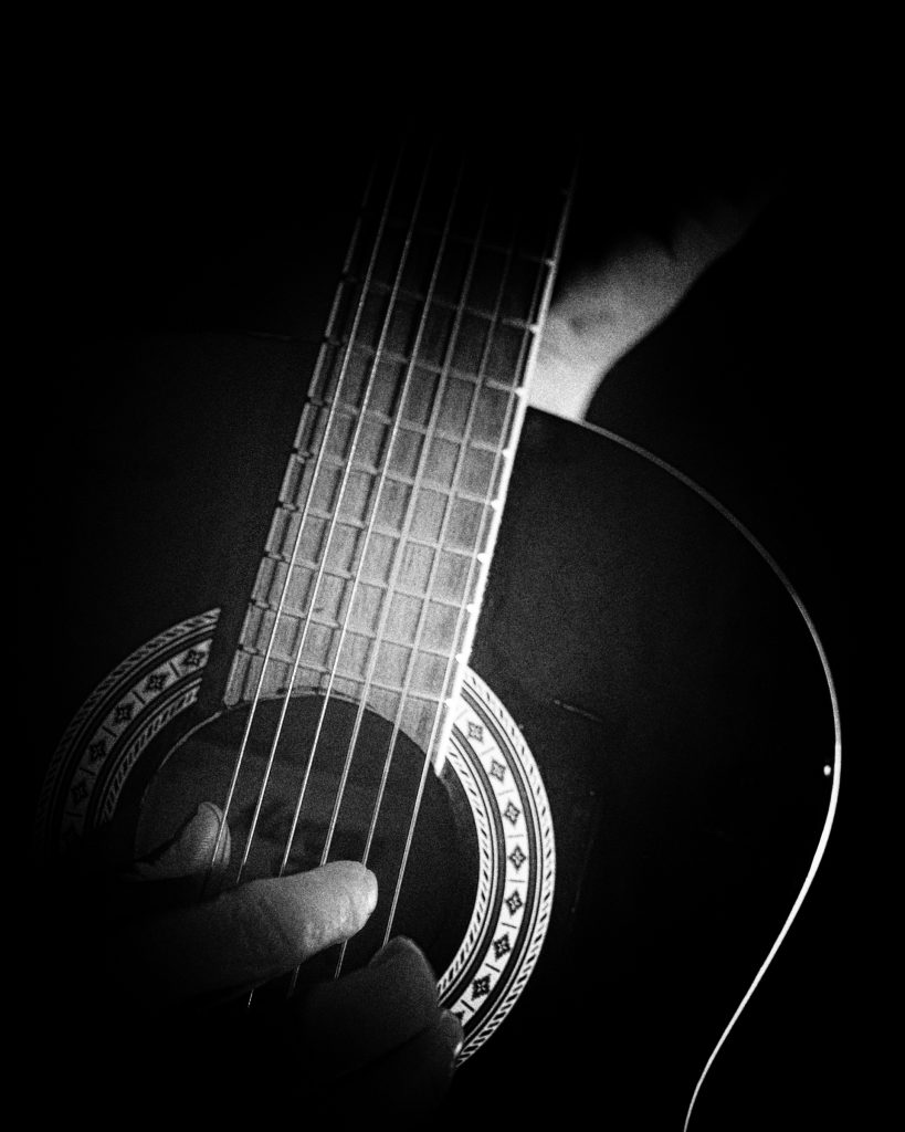 Foto: © Roar Bech, "Playing My Guitar"